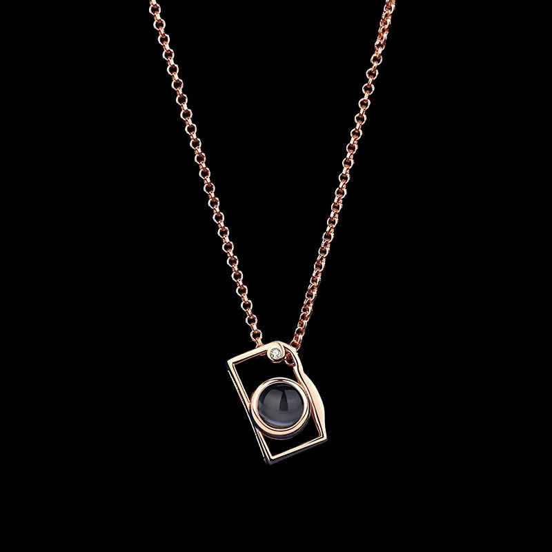 Collar con foto de proyección personalizada y forma de cámara. Colgante con foto personalizado. lo iluminas con la linterna del celular y se prollecta la imaguen