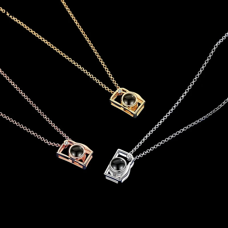 Collar con foto de proyección personalizada y forma de cámara. Colgante con foto personalizado. lo iluminas con la linterna del celular y se prollecta la imaguen