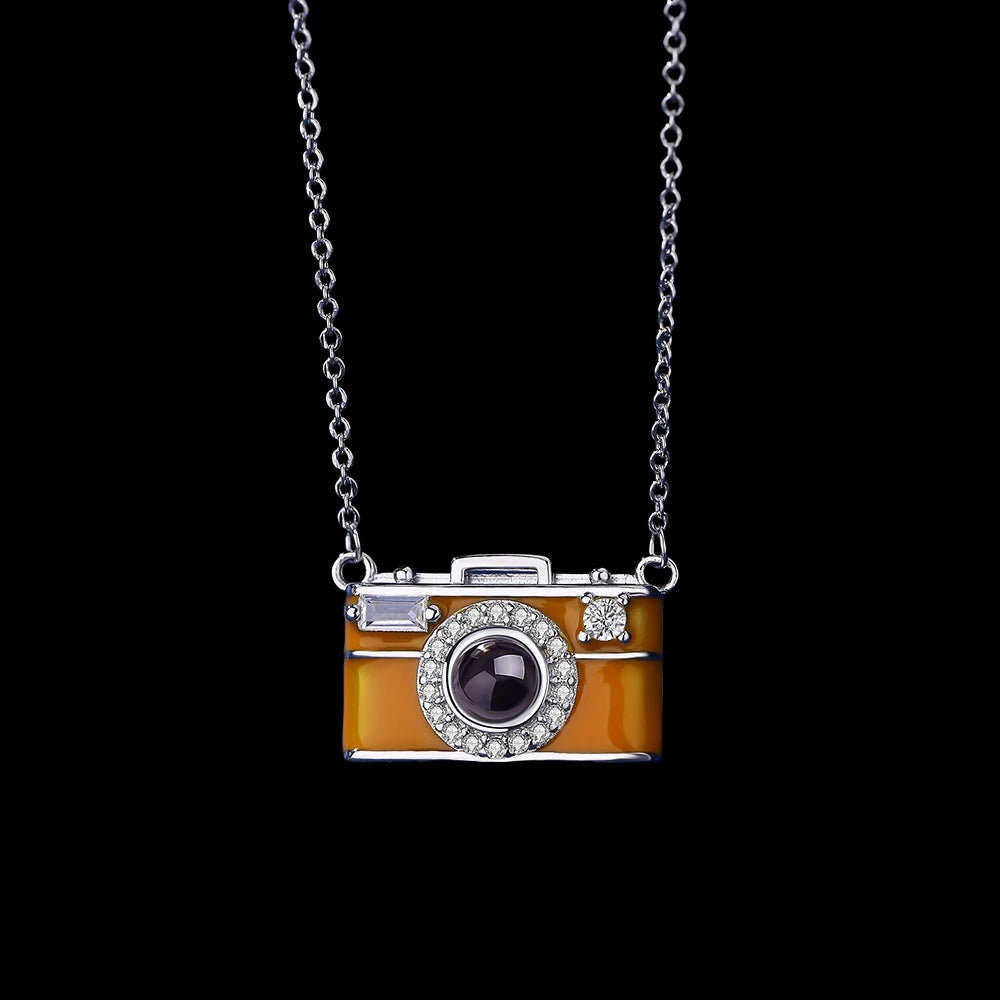 Collar con foto de proyección personalizada y forma de cámara. Colgante con foto personalizado. lo iluminas con la linterna del celular y se prollecta la imaguen