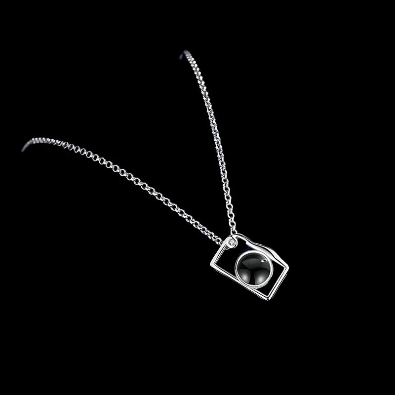 Collar con foto de proyección personalizada y forma de cámara. Colgante con foto personalizado. lo iluminas con la linterna del celular y se prollecta la imaguen