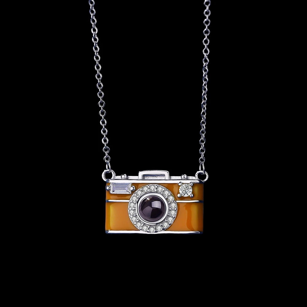 Collar con foto de proyección personalizada y forma de cámara. Colgante con foto personalizado. lo iluminas con la linterna del celular y se prollecta la imaguen