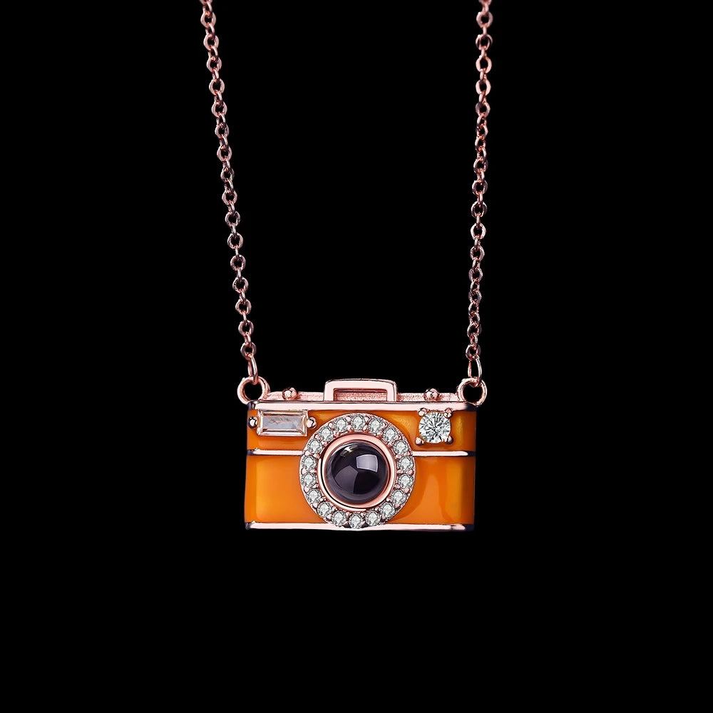 Collar con foto de proyección personalizada y forma de cámara. Colgante con foto personalizado. lo iluminas con la linterna del celular y se prollecta la imaguen