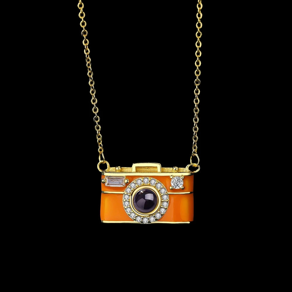 Collar con foto de proyección personalizada y forma de cámara. Colgante con foto personalizado. lo iluminas con la linterna del celular y se prollecta la imaguen