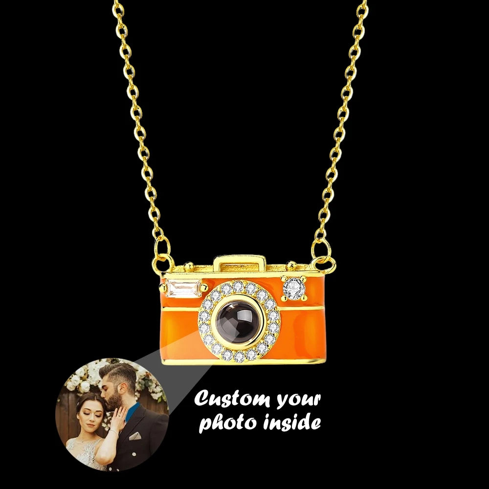 Collar con foto de proyección personalizada y forma de cámara. Colgante con foto personalizado. lo iluminas con la linterna del celular y se prollecta la imaguen