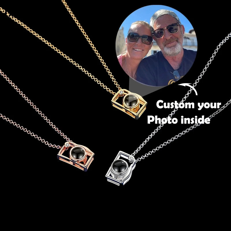 Collar con foto de proyección personalizada y forma de cámara. Colgante con foto personalizado. lo iluminas con la linterna del celular y se prollecta la imaguen